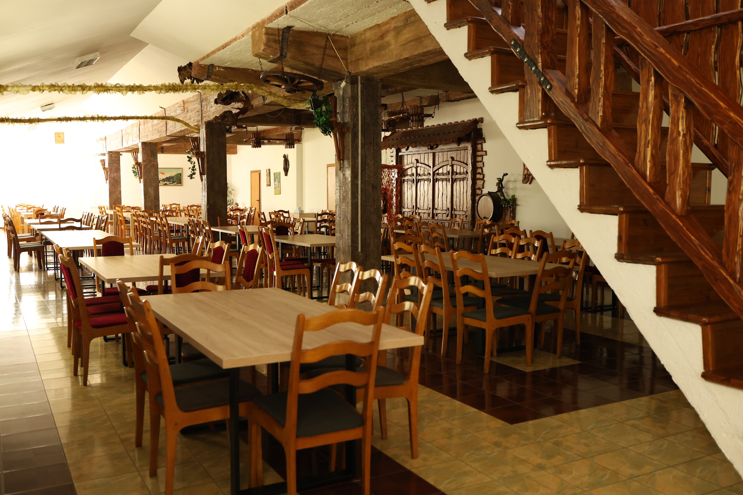 Sala restaurantului cu scara